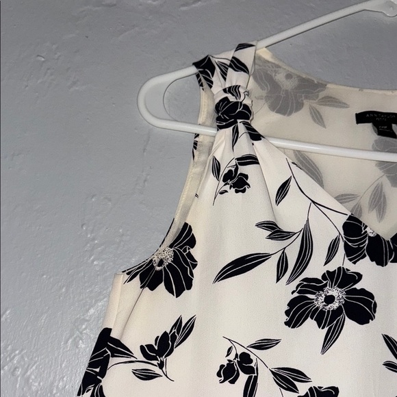 Floral Sleeveless Top - Black and White 8 - Picture 3 of 8